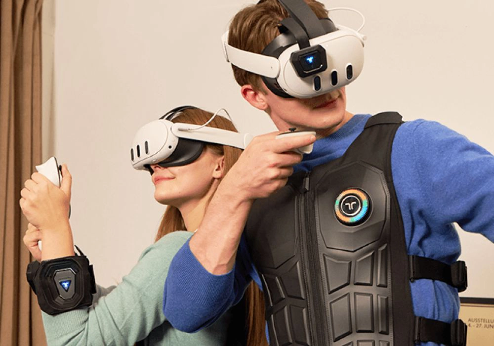 Jugador inmerso con equipo de Realidad Virtual y chaleco háptico